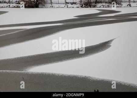 Viele geheimnisvolle schwarz-weiße Muster ohne Schnee erscheinen Auf dem gefrorenen künstlichen See, der wie ein natürliches aussieht Tusche waschen Malerei in Beishan Sce Stockfoto
