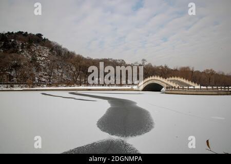 Viele geheimnisvolle schwarz-weiße Muster ohne Schnee erscheinen Auf dem gefrorenen künstlichen See, der wie ein natürliches aussieht Tusche waschen Malerei in Beishan Sce Stockfoto