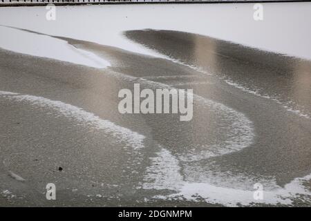 Viele geheimnisvolle schwarz-weiße Muster ohne Schnee erscheinen Auf dem gefrorenen künstlichen See, der wie ein natürliches aussieht Tusche waschen Malerei in Beishan Sce Stockfoto