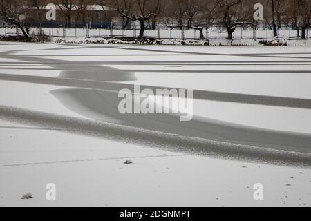 Viele geheimnisvolle schwarz-weiße Muster ohne Schnee erscheinen Auf dem gefrorenen künstlichen See, der wie ein natürliches aussieht Tusche waschen Malerei in Beishan Sce Stockfoto