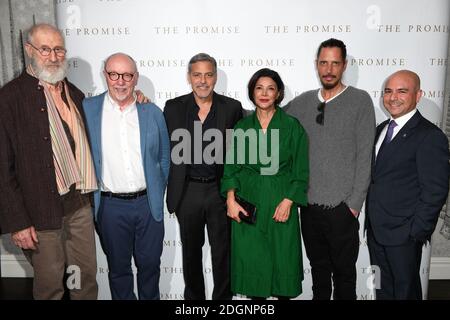 James Cromwell, Regisseur Terry George, George Clooney, Shohreh Aghdashloo, Singer Songwriter Chris Cornell und Produzent Eric Esrailian bei der Exclusive Screening of the Promise im Soho Hotel, London. Das Versprechen ist in den Kinos 28. April 2017 Bildnachweis sollte lauten: Doug Peters/ EMPICS Entertainment Stockfoto