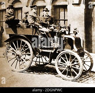 Ein Foto aus den 1890er Jahren eines wohlhabenden Packard-Automobilbesitzers mit seinem uniformierten Chauffeur. (Die beiden Männer im Heck sind nicht im Auto). Das Foto muss in den USA aufgenommen worden sein, da diese Luxusautos von der Packard Motor Car Company aus Detroit, Michigan, ab 1899 gebaut wurden. Der letzte in Detroit gebaute Packard war der Packard Predictor, ihr letztes Konzeptfahrzeug, das 1956 produziert wurde. Die Firma wurde Studebaker-Packard Corporation of South Bend, Indiana, wo die 1957 & 1958 'Packards' tatsächlich hergestellt wurden. Gründer waren James ward Packard, sein Bruder William & George Lewis Weiss. Stockfoto