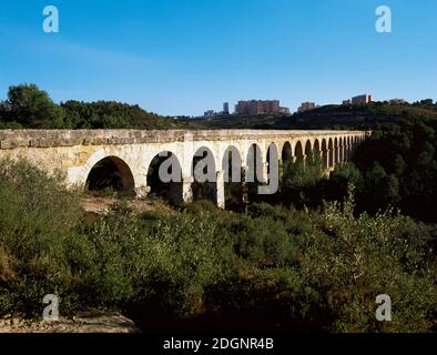 Spanien, Katalonien. Aquädukt von Tarragona, auch bekannt als die Brücke von Ferreres oder Pont del Diable. Es wurde während der Zeit von Kaiser Augustus (63 v. Chr.-14 n. Chr.) gebaut, um die Stadt Tarragona vom nahe gelegenen Fluss Francolí mit Wasser zu versorgen. UNESCO-Weltkulturerbe. Stockfoto