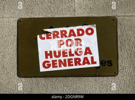 Aufkleber in spanischer Sprache ' Cerrado por Huelga General' (geschlossen für Generalstreik). Spanien, Den 27. Januar 1994. Stockfoto