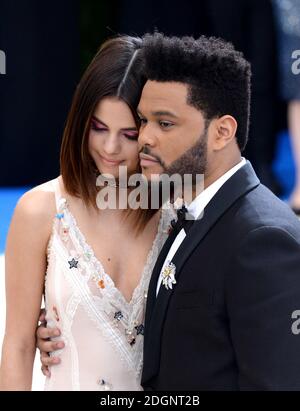 Selena Gomez und die Weeknd besuchen die Metropolitan Museum of Art Costume Institute Benefit Gala 2017 in New York City, USA. Bildnachweis sollte lauten: Doug Peters/EMPICS Entertainment. Stockfoto