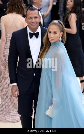 Jennifer Lopez und Freund Alex Rodriguez AKA J. Lo und A-Rod beim Metropolitan Museum of Art Costume Institute Benefit Gala 2017 in New York City, USA. Bildnachweis sollte lauten: Doug Peters/EMPICS Entertainment. Stockfoto