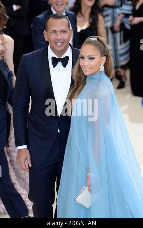 Jennifer Lopez und Freund Alex Rodriguez AKA J. Lo und A-Rod beim Metropolitan Museum of Art Costume Institute Benefit Gala 2017 in New York City, USA. Bildnachweis sollte lauten: Doug Peters/EMPICS Entertainment. Stockfoto