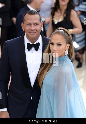 Jennifer Lopez und Freund Alex Rodriguez AKA J. Lo und A-Rod beim Metropolitan Museum of Art Costume Institute Benefit Gala 2017 in New York City, USA. Bildnachweis sollte lauten: Doug Peters/EMPICS Entertainment. Stockfoto