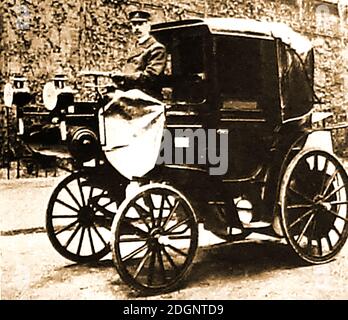 1897 -The London Electrical Cab Company -der erste lizenzierte Motor Hackney Cab in England mit seinem Fahrer. --- Walter Bersey entwarf eine Flotte von ihnen und führte sie am 19. August 1897 in die Straßen Londons ein. Sie wurden wegen des Lärms, den sie machten, als "Kolibris" bezeichnet. Wie aus dem Foto zu sehen ist, folgten sie weitgehend dem Design ihrer von Pferden gezeichneten Pendants, wobei der Fahrer offen für die Elemente war, während die Passagiere geschützt waren. Walter Charles Bersey (1874 – 1950) war ein britischer Elektroingenieur, der Elektrofahrzeuge mit einer neuen Batterie entwickelte. Stockfoto