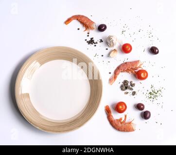 Die Zutaten für die Zubereitung der Garnelen auf einer Steinoberfläche Stockfoto