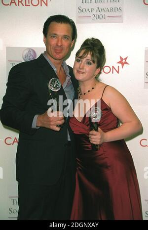 Martin Kemp und Natalie Cassidy backstage bei den British Soap Awards 2001, die im BBC Television Centre in London abgehalten wurden. Halbe Länge. Stockfoto