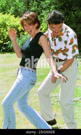 Claire Sweeney mit John Altman, den Gewinnern der slendertone Flex Rear of the Year Awards 2001. Die Preise wurden im Londoner Hyatt Carlton Tower Hotel in Knightsbridge verliehen. 3/4 Länge. Stockfoto