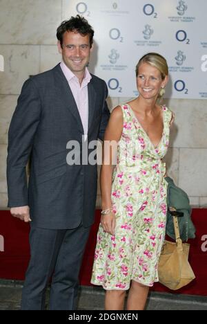 Ulrika Jonsson und Freund Lance Wright bei den Norhoff-Robbins Silver Clef Awards im Hotel Inter-Continental. Die 28. Jährlichen Auszeichnungen feiern Songwriting und Performance. Dreiviertel Länge. Â©Doug Peters/allaction.co.uk Stockfoto