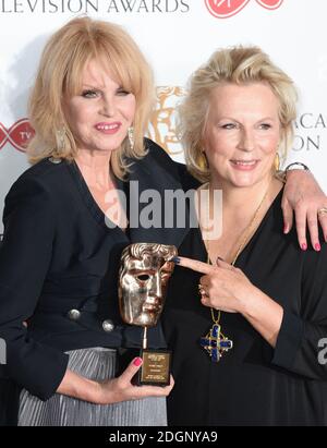 Jennifer Saunders (rechts) überreicht Joanna Lumley den Fellowship Award im Fotobereich der Gewinner bei den Virgin British Academy Television Awards (BAFTA) in der Royal Festival Hall, Southbank, London. Bildnachweis sollte lauten: Doug Peters/ EMPICS Entertainment Stockfoto