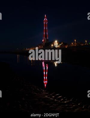 Der Blackpool Tower bei Nacht, Blackpool am Meer. England Erbe. Stockfoto