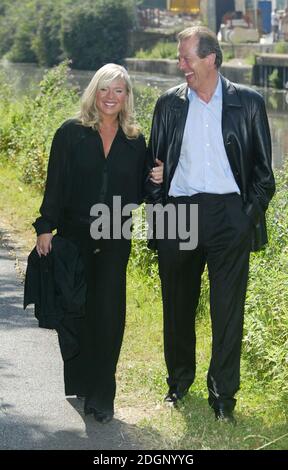 Leslie Grantham und Letitia Dean aus Eastenders vor Ort in Alperton, Middlesex. Dies war der Ort, an dem Granthams 'Dirty Den'-Charakter vor einigen Jahren verschwand. Stockfoto