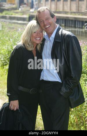 Leslie Grantham und Letitia Dean aus Eastenders vor Ort in Alperton, Middlesex. Dies war der Ort, an dem Granthams 'Dirty Den'-Charakter vor einigen Jahren verschwand. Stockfoto