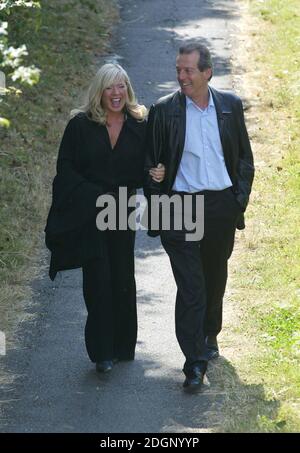 Leslie Grantham und Letitia Dean aus Eastenders vor Ort in Alperton, Middlesex. Dies war der Ort, an dem Granthams 'Dirty Den'-Charakter vor einigen Jahren verschwand. Stockfoto