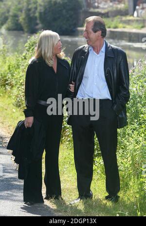 Leslie Grantham und Letitia Dean aus Eastenders vor Ort in Alperton, Middlesex. Dies war der Ort, an dem Granthams 'Dirty Den'-Charakter vor einigen Jahren verschwand. Stockfoto