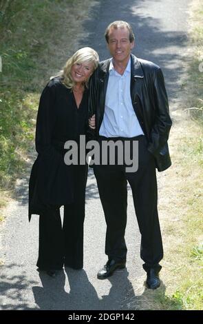 Leslie Grantham und Letitia Dean aus Eastenders vor Ort in Alperton, Middlesex. Dies war der Ort, an dem Granthams 'Dirty Den'-Charakter vor einigen Jahren verschwand. Stockfoto