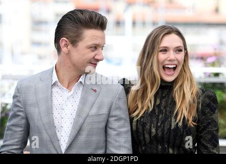 Jeremy Renner und Elizabeth Olsen bei der Wind River Fotozelle im Rahmen des 70. Cannes Film Festival. Bildnachweis sollte lauten: Doug Peters/EMPICS Entertainment Stockfoto