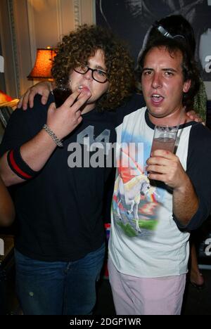 Jack Osbourne und Har Mar Superstar beim Start der neuen MTV-Show TRL Live im in and Out Club, London. Lustig. Â©Doug Peters/allaction.co.uk Stockfoto