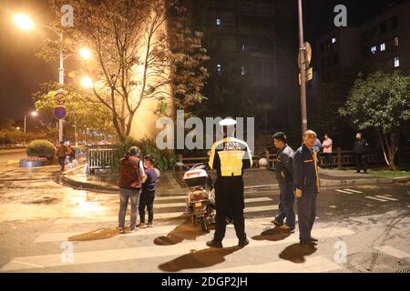 Eine plötzliche Explosion passiert auf einer Wasserleitung auf Xuanwu Avenue und Wasser spritzt auf die Höhe von über 20 Metern in Nanjing Stadt, Ost-China¯s Jiangsu p Stockfoto