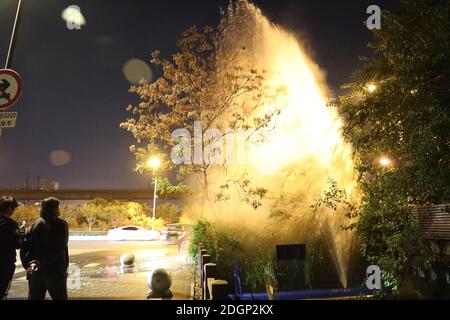 Eine plötzliche Explosion passiert auf einer Wasserleitung auf Xuanwu Avenue und Wasser spritzt auf die Höhe von über 20 Metern in Nanjing Stadt, Ost-China¯s Jiangsu p Stockfoto