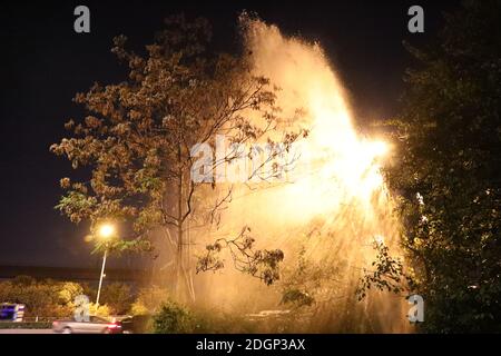 Eine plötzliche Explosion passiert auf einer Wasserleitung auf Xuanwu Avenue und Wasser spritzt auf die Höhe von über 20 Metern in Nanjing Stadt, Ost-China¯s Jiangsu p Stockfoto