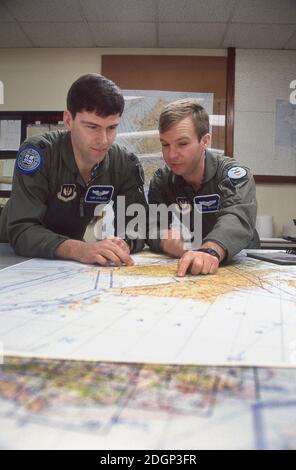 Die Flugbesatzung der Kampf55. Plante eine Trainingsmission auf dem Luftwaffenstützpunkt RAF Upper Heyford Oxfordshire UK 1990. Heimat des 20. Taktischen Jagdflügels USAF. Flugbetrieb F111 Aardvark. Stockfoto