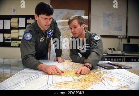 Die Flugbesatzung der Kampf55. Plante eine Trainingsmission auf dem Luftwaffenstützpunkt RAF Upper Heyford Oxfordshire UK 1990. Heimat des 20. Taktischen Jagdflügels USAF. Flugbetrieb F111 Aardvark. Stockfoto