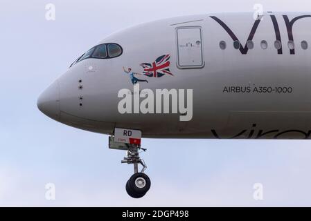 Flughafen London Heathrow, London, Großbritannien. Dezember 2020. Der nächtliche Regen hat sich in einen trüben, kühlen Morgen verwandelt, als die ersten Ankünfte in Heathrow landen. Einer der ersten Ankömmlinge war Virgin Atlantic's Airbus A350 namens Rain Bow zur Unterstützung von LGBTQ+. Stolz auf Homosexuelle Stockfoto