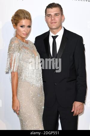 Paris Hilton und Chris Zylka bei der 24. AmfAR Gala im Hotel du Cap-Eden-Roc in Antibes, Frankreich. Bildnachweis sollte lauten: Doug Peters/EMPICS Entertainment Stockfoto