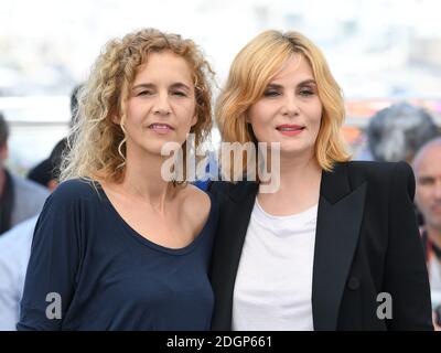 Delphine De Vigan und Emmanuelle Seigner nehmen an der Fotoaufnahme „Based on a True Story“ Teil, die im Rahmen der 70. Filmfestspiele von Cannes stattfand. Bildnachweis sollte lauten: Doug Peters/EMPICS Entertainment Stockfoto