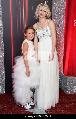 ELA May Demircan und Ashley Slanina Davies nehmen an den British Soap Awards 2017 Teil, die im Lowry Theatre in Salford, Manchester, stattfinden. Das Copyright für Fotos sollte Doug Peters/EMPICS Entertainment lauten Stockfoto