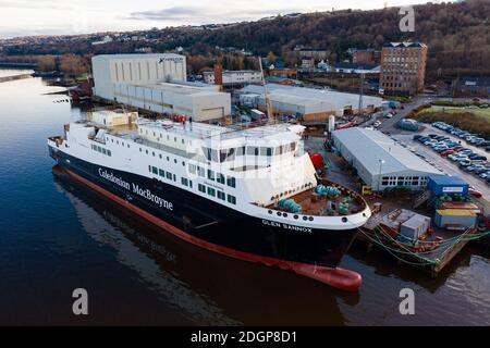 Port Glasgow, Schottland, Großbritannien. Dezember 2020. Luftaufnahme der CalMac Ferry MV Glen Sannox in der Ferguson Marine Werft in Port Glasgow. Das Scottish ParliamentÕs Rural Economy and Connectivity Committee veröffentlicht einen vernichtenden Bericht, in dem alle Aspekte des überfälligen Budgets und des überfälligen Projekts kritisiert werden. Iain Masterton/Alamy Live News Stockfoto