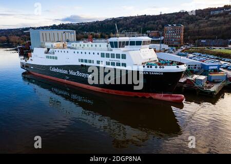 Port Glasgow, Schottland, Großbritannien. Dezember 2020. Luftaufnahme der CalMac Ferry MV Glen Sannox in der Ferguson Marine Werft in Port Glasgow. Das Scottish ParliamentÕs Rural Economy and Connectivity Committee veröffentlicht einen vernichtenden Bericht, in dem alle Aspekte des überfälligen Budgets und des überfälligen Projekts kritisiert werden. Iain Masterton/Alamy Live News Stockfoto