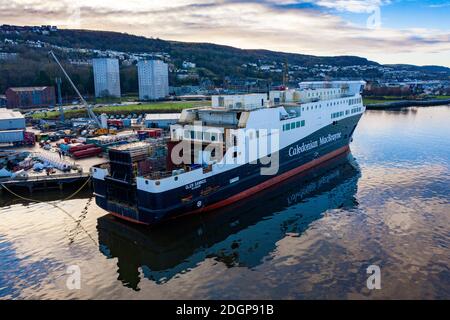 Port Glasgow, Schottland, Großbritannien. Dezember 2020. Luftaufnahme der CalMac Ferry MV Glen Sannox in der Ferguson Marine Werft in Port Glasgow. Das Scottish ParliamentÕs Rural Economy and Connectivity Committee veröffentlicht einen vernichtenden Bericht, in dem alle Aspekte des überfälligen Budgets und des überfälligen Projekts kritisiert werden. Iain Masterton/Alamy Live News Stockfoto