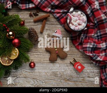 Geschmückter Weihnachtskranz auf einem alten Holztisch. Neben Spielzeug und Lebkuchen Stockfoto