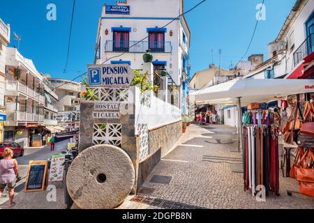 Touristen auf einer Calle del Bajondillo Straße in Torremolinos. Costa del Sol, Andalusien, Spanien Stockfoto