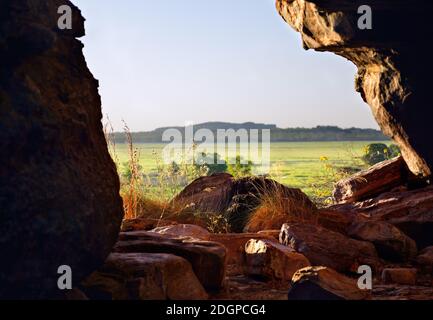 Blick vom Felsen, die wie Fenster, Ausbildung in den wunderschönen Sonnenuntergang in der Australischen Kakadu National Park. Stockfoto