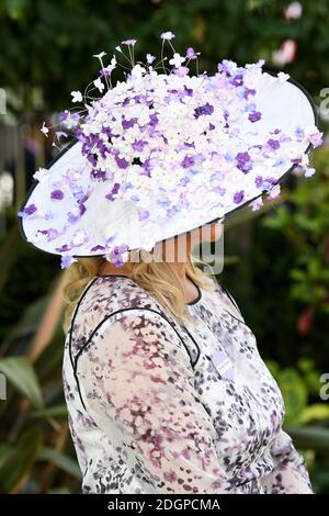 Eine weibliche Rennfahrerin während des zweiten Tages von Royal Ascot auf der Ascot Racecourse, London Stockfoto