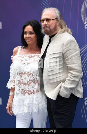 Barry Gibb und seine Frau Linda Gibb kommen für die Nordaff Robbins O2 Silver Clef Awards im Grosvenor House Hotel in London, Freitag, 30. Juni 2017 Stockfoto