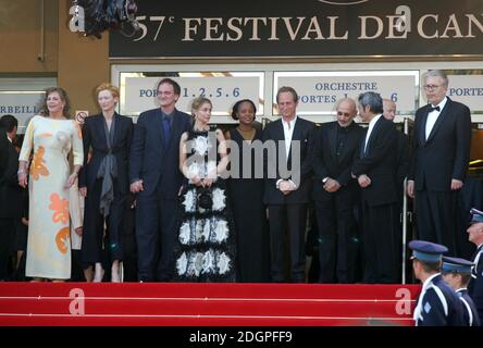 Die Cannes Jury bei der Hommage an den Gewinnerfilm Farenheit 911, Teil des Cannes Fim Festival 2004. Doug Peters/allactiondigital. Stockfoto