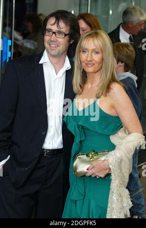 JK Rowling und Ehemann bei der Premiere von Harry Potter und der Gefangene von Azkaban, Leicester Square, London. Doug Peters/allactiondigital. Stockfoto