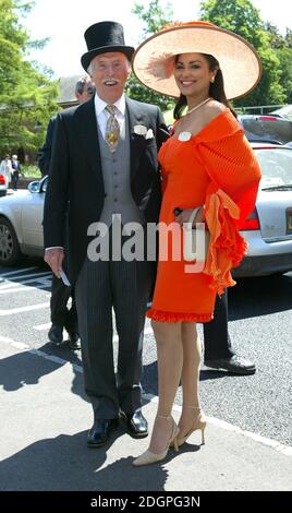 Bruce Forsyth und seine Frau kommen in Royal Ascot 2004, Ascot Racecourse an. Doug Peters/allactiondigital.com Stockfoto