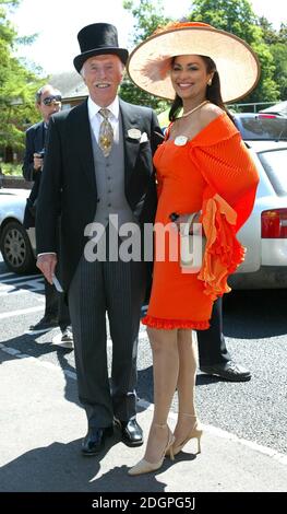 Bruce Forsyth und seine Frau kommen in Royal Ascot 2004, Ascot Racecourse an. Doug Peters/allactiondigital.com Stockfoto