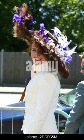 Ein Gast kommt am Royal Ascot 2004, Ascot Racecourse. Doug Peters/allactiondigital.com Stockfoto