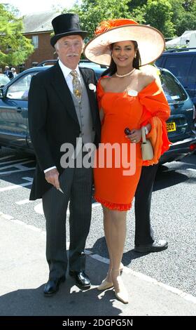 Bruce Forsyth und seine Frau kommen in Royal Ascot 2004, Ascot Racecourse an. Doug Peters/allactiondigital.com Stockfoto