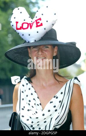 Ein Gast kommt am Royal Ascot 2004, Ascot Racecourse. Doug Peters/allactiondigital.com Stockfoto